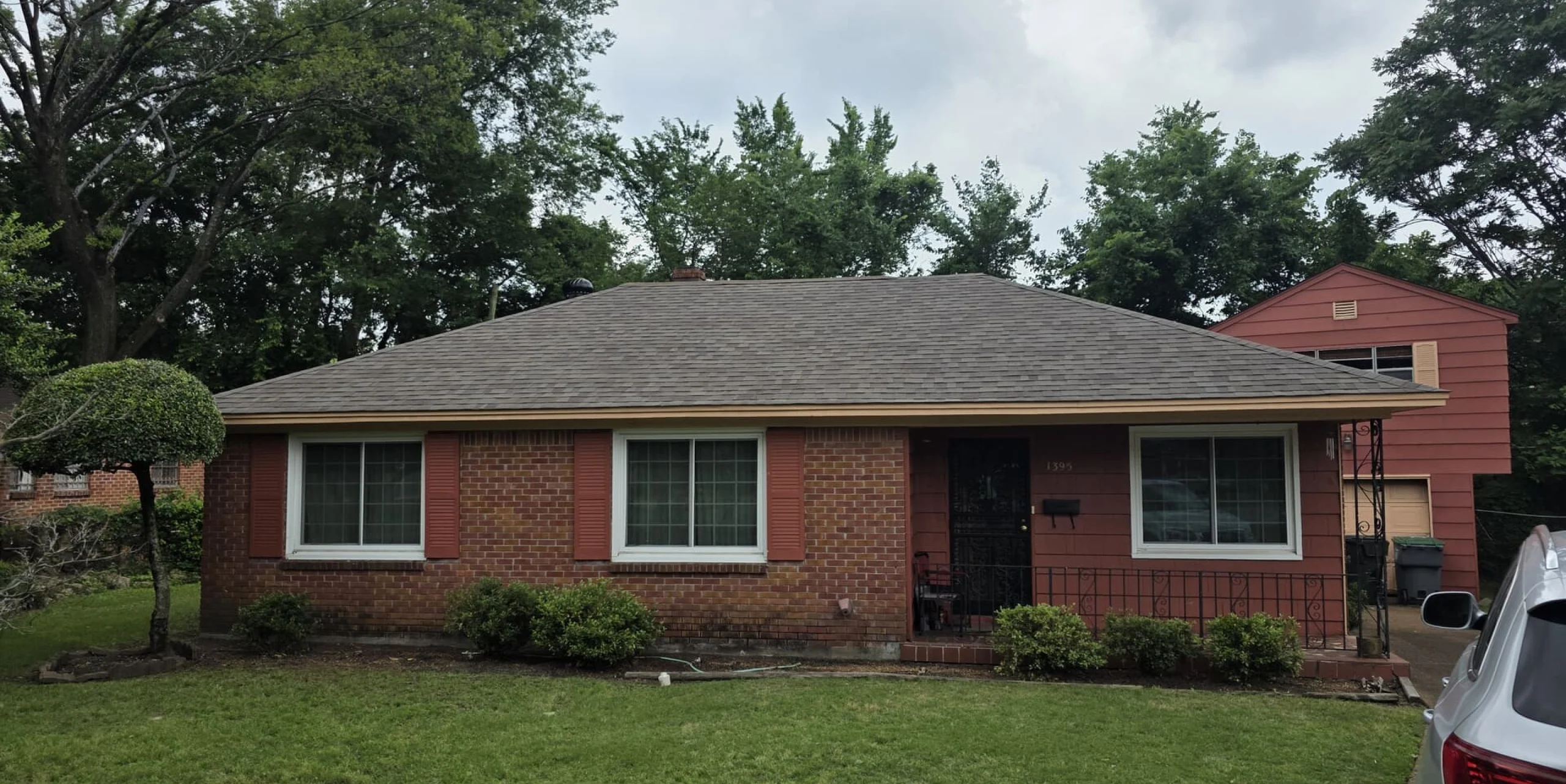 Finished shingle hip roof on a brick ranch home in Memphis, Tennessee